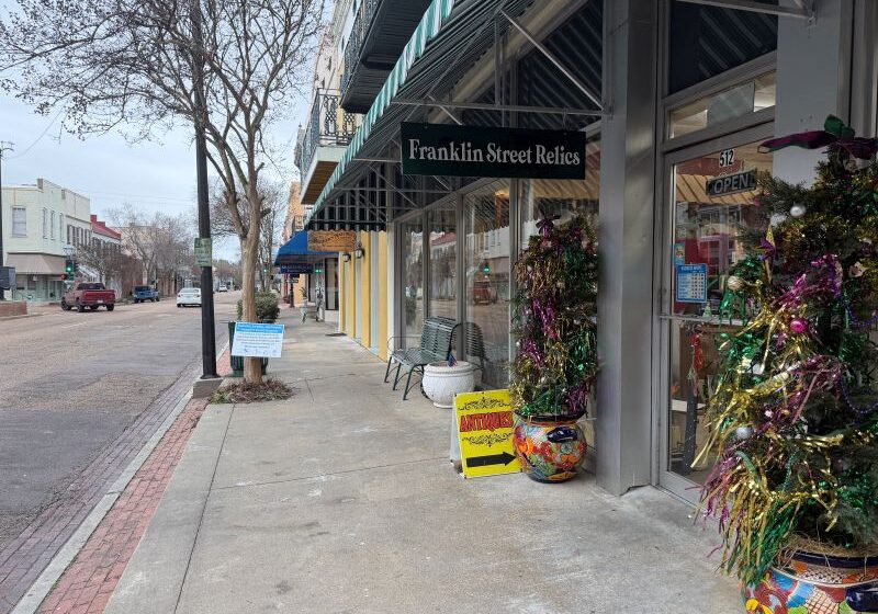 outside view of Franklin Relics in Natchez MS decorated for Mardi Gras